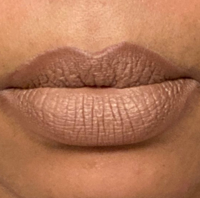 Lápiz labial líquido cremoso Sassy Nude